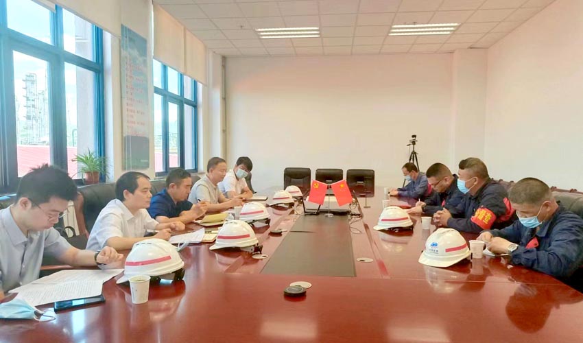 伊犁州发展改革委能监处处长杨明一行莅临新疆庆华检查指导安全生产工作