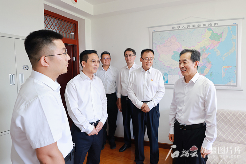 陈小江在自治区党委政法委机关和自治区公安厅调研座谈