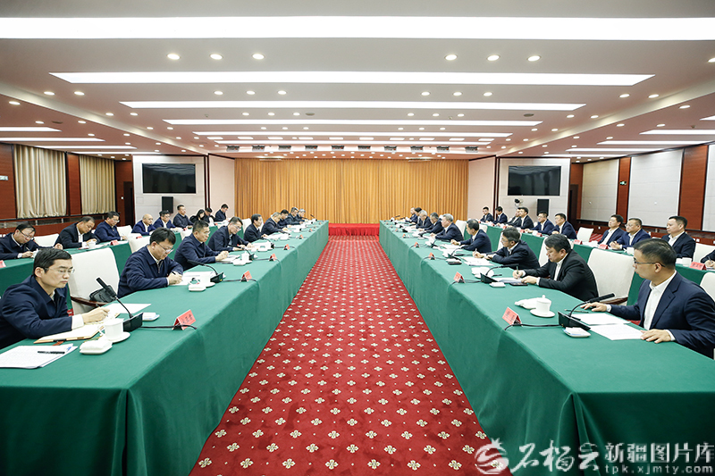 陈小江艾尔肯·吐尼亚孜会见中建集团董事长郑学选总经理文兵